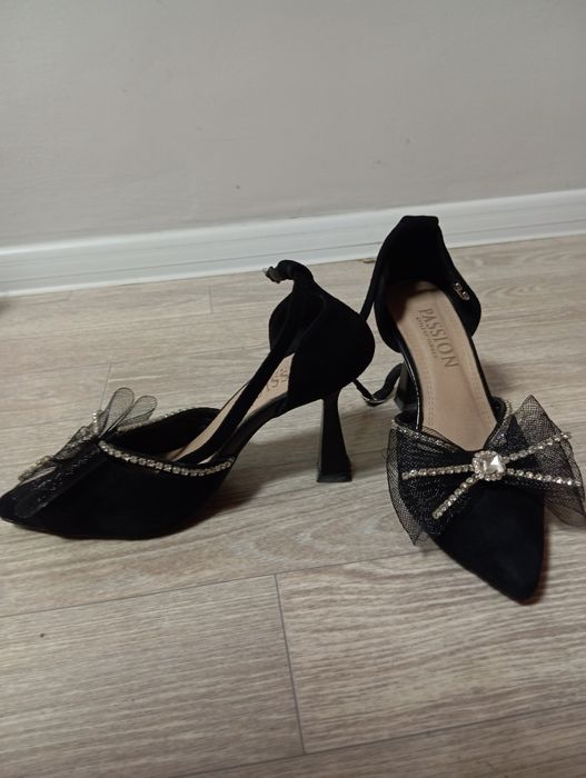 Черные туфли с каблуками