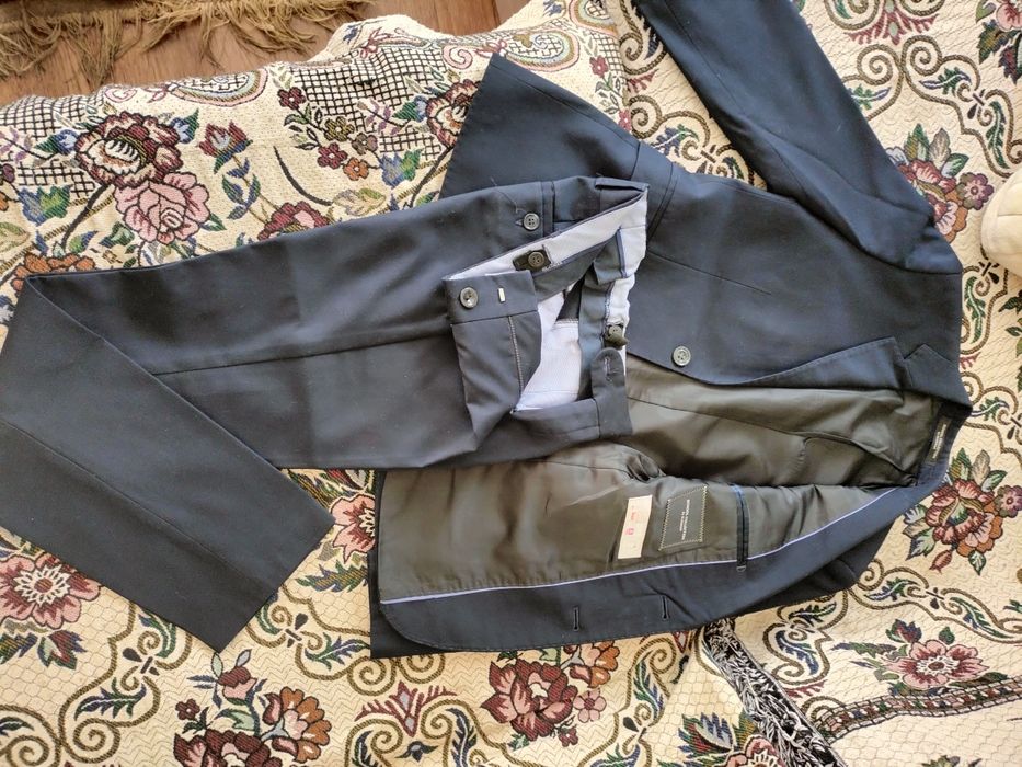 Продам школьный костюм