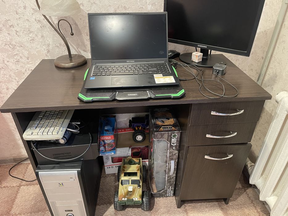 Компьютерный стол.