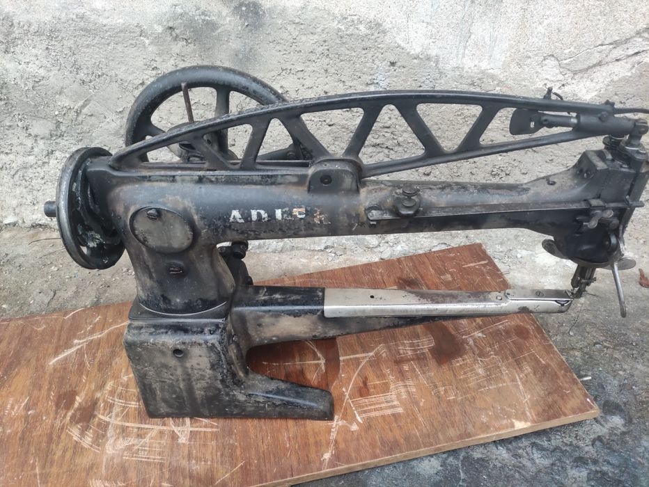 Продавам оригинална немска сарашка машина ADLER.
