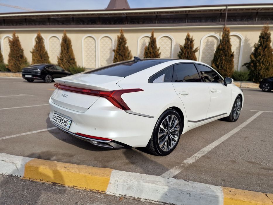 Kia k8 premium sedan 3.5 l sotiladi