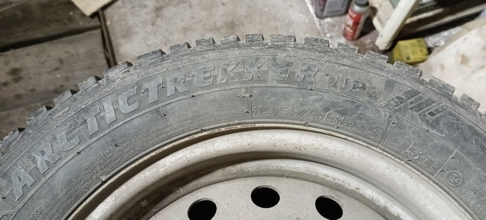 Продам комплект зимней резины на дисках