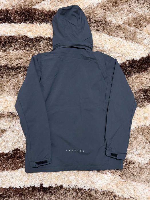 Jacheta de vant Arcteryx noua