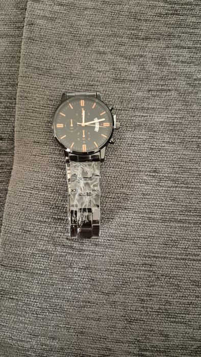 Часовник с кожена и метална верижка