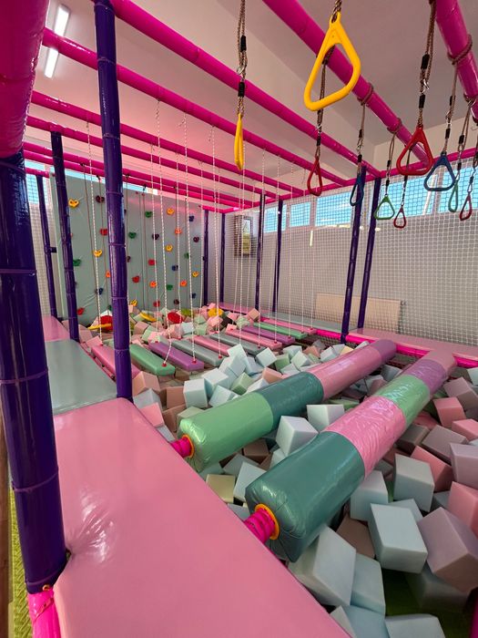 Loc de Joacă modular interior cu obstacole și trambulină-stare f bună