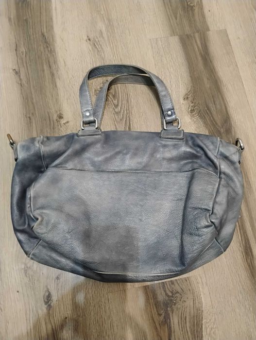 Сребриста чанта от естествена кожа