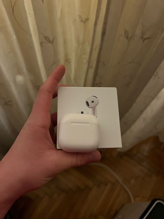 AirPods 4 cu functie ANC