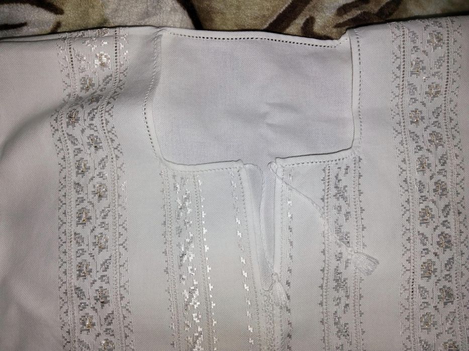 Vând cămașă cusută manual