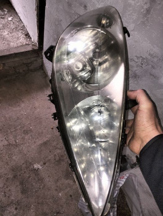 Фар пежо    25 лв десен