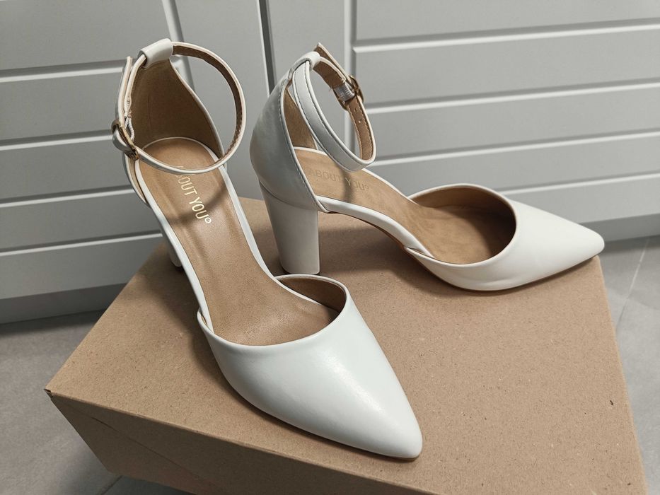 Официални бели обувки на ток