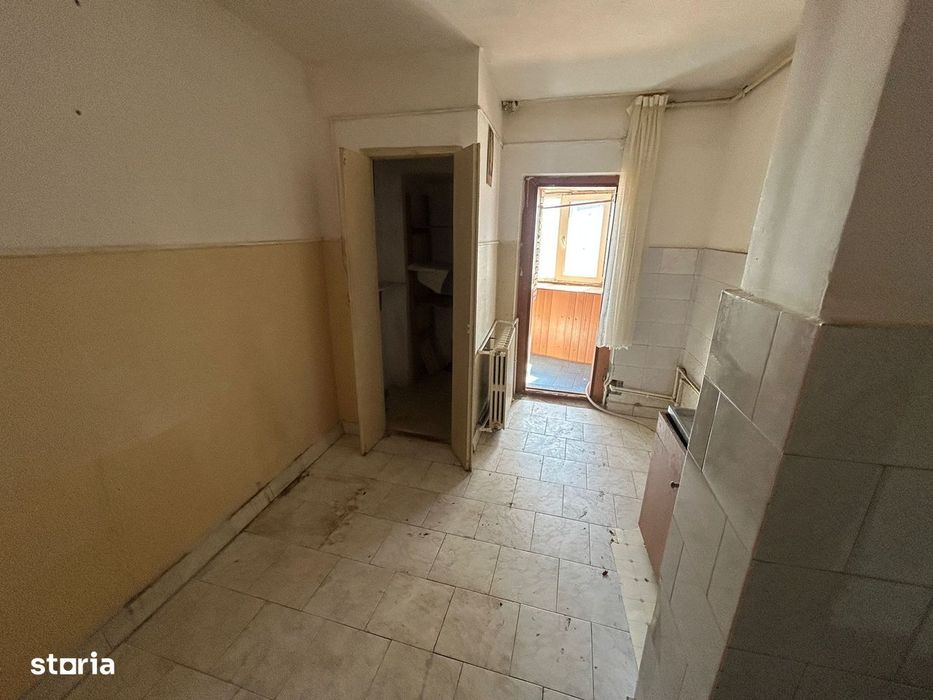 Gara-Bcr 3 Camere Decomandate 82 Mp.  2 Bai, 2 Balcoane, Etaj 2, Liber