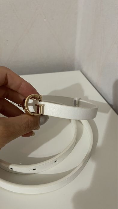 Колан Guess в бяло