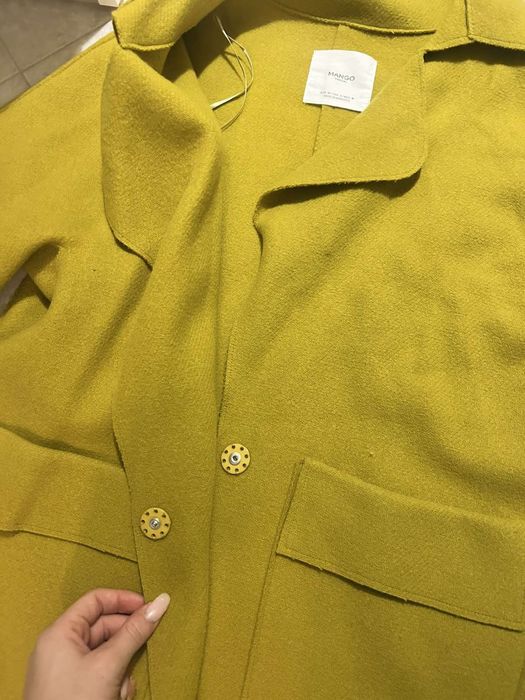 Дамско палто Mango
Манго палто от 100% вълна с джобове в цвят горчица.