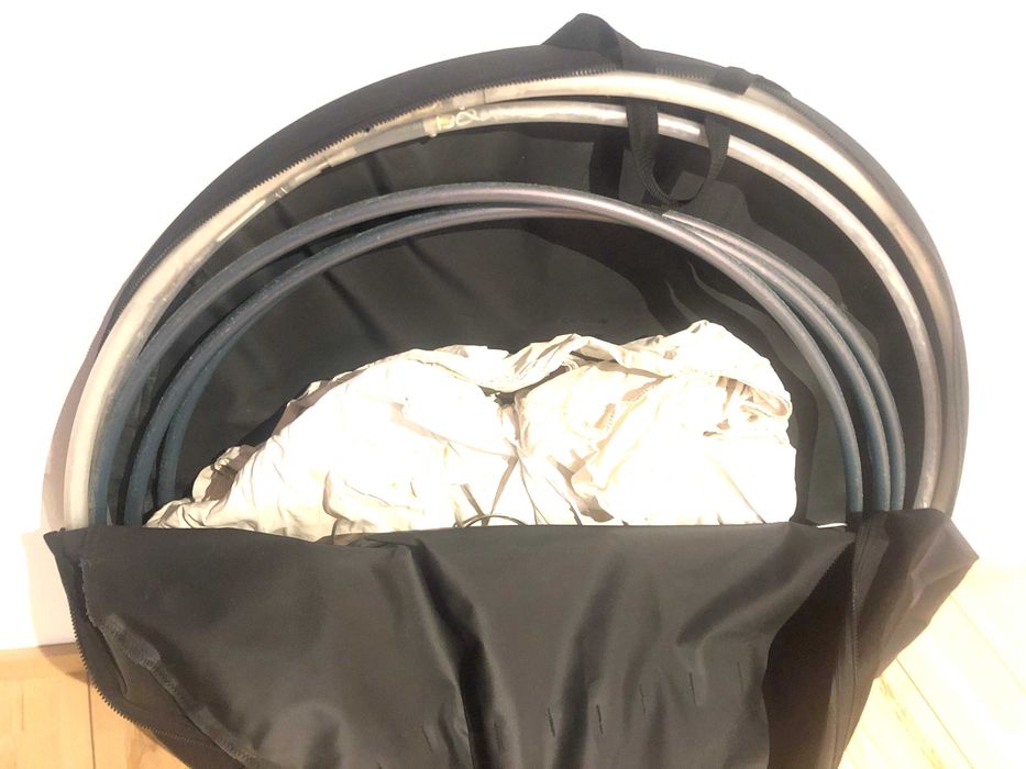 Устойчива и просторна чанта с обръч