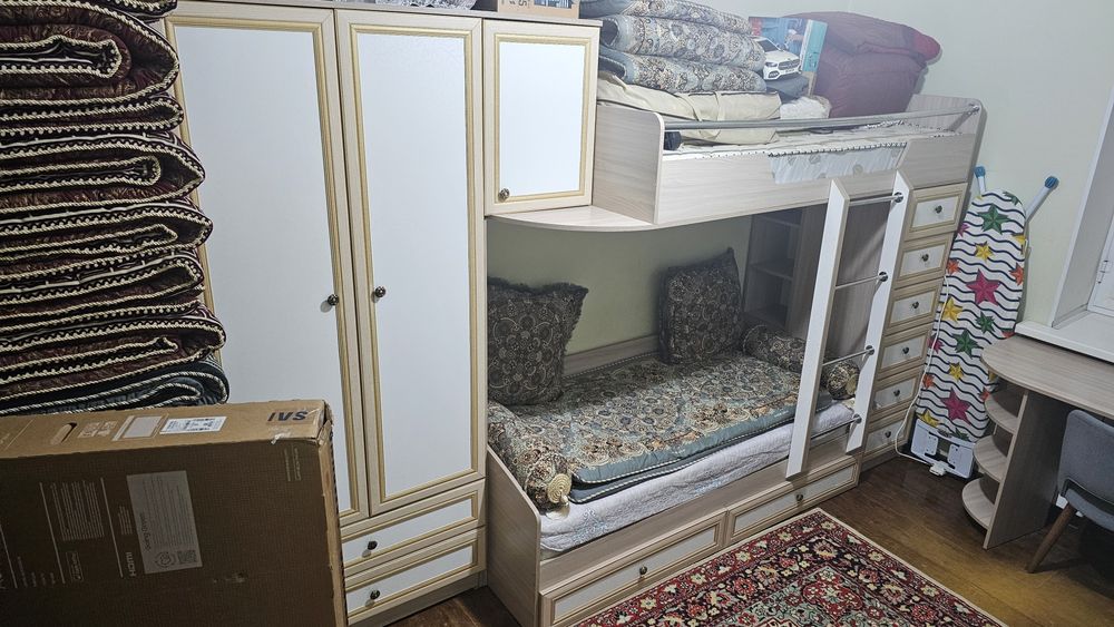 Детская кровать 2 ярусный и стол для учебы