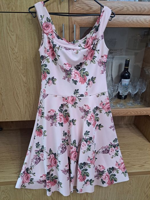 Розова рокля на цветя.
