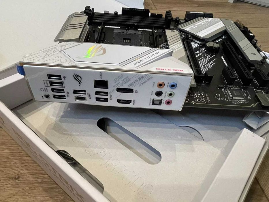 ASUS ROG STRIX B550-A GAMING +Ryzen 5 5600, шестядрен 3.5/4.4GHz АМ4