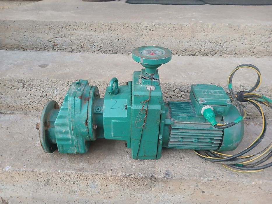 Vând motor electric cu reductor si variator de turație