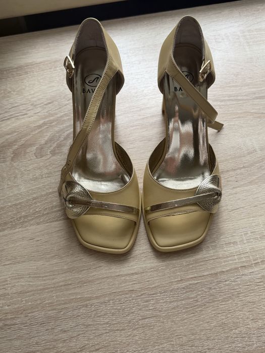 Босоножки на каблуке