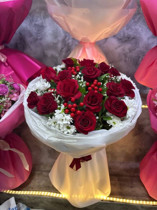 toshkent gullari Atirgul oq qizil roziviy tabiy buket