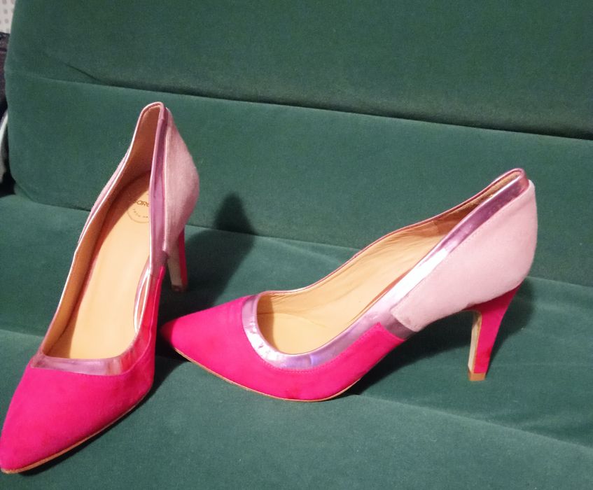 Pantofi,noi,cu mici zgârieturi,