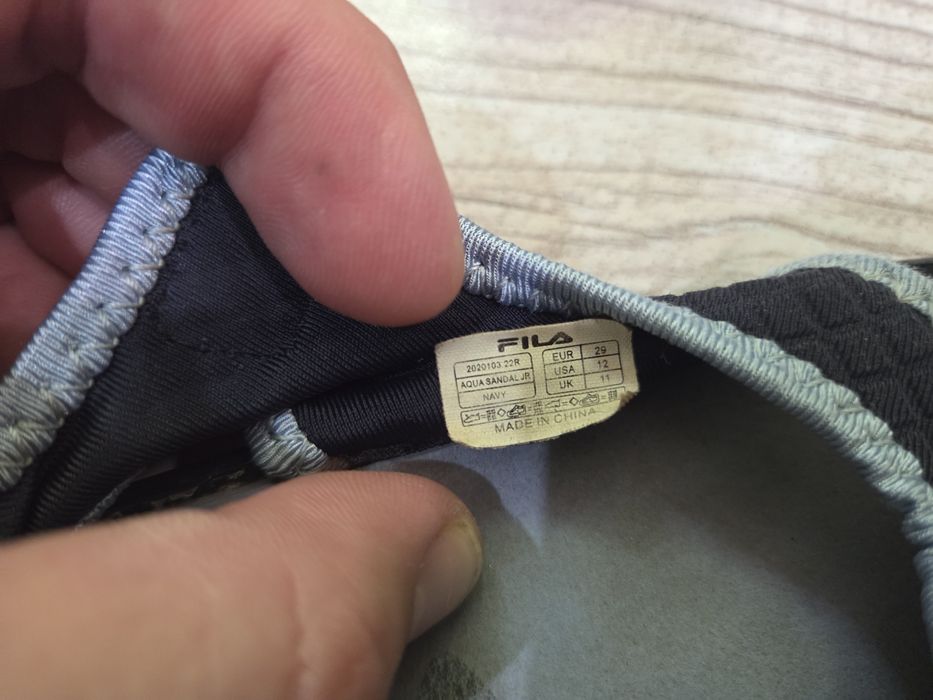 Продавам детски сандали fila