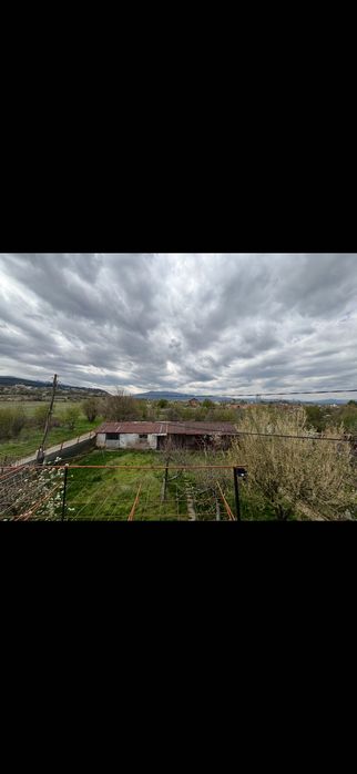 Самостоятелна къща с двор и гараж в Кюстендил