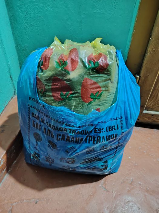 Вещи пакетами, много вещей.