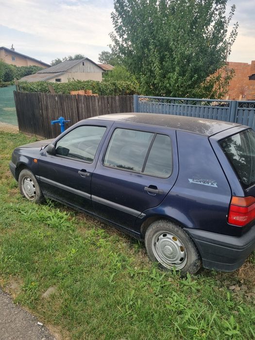 Golf 3 1.6 benzina nefunctional si fara catalizator, pret 900 lei.