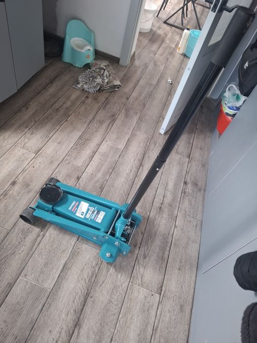 Домкрат срочна продам