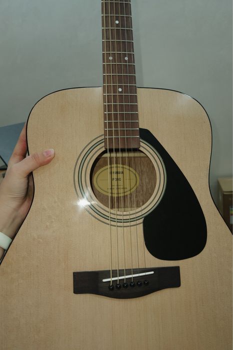 Акустическая гитара YAMAHA