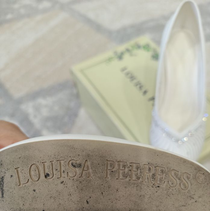 Продам женские белые туфли