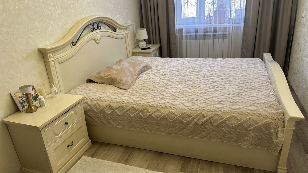 Продам кровать с тумбами и комодом 160000