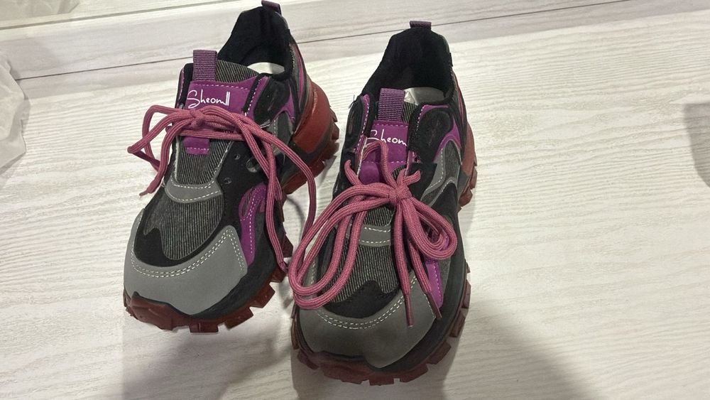 Кроссовки женские