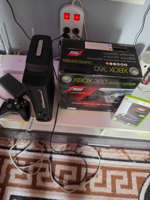 Vând Xbox 360 plus maneta plus 30 de jocuri instalate in stare foarte buna.