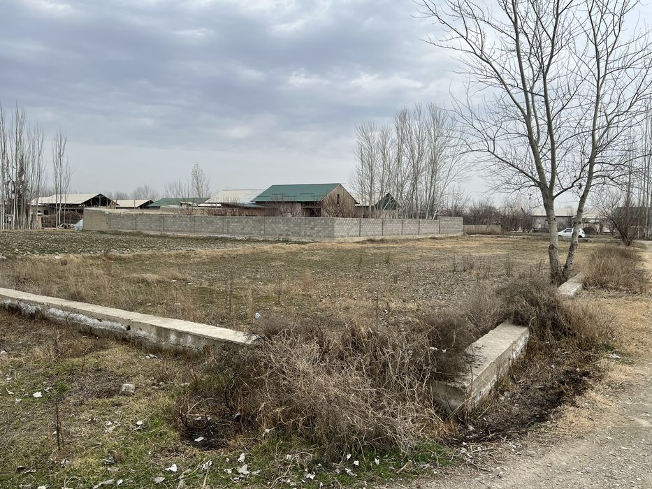 yer uchatkasi maydoni 12 sotix uy joy sotiladi