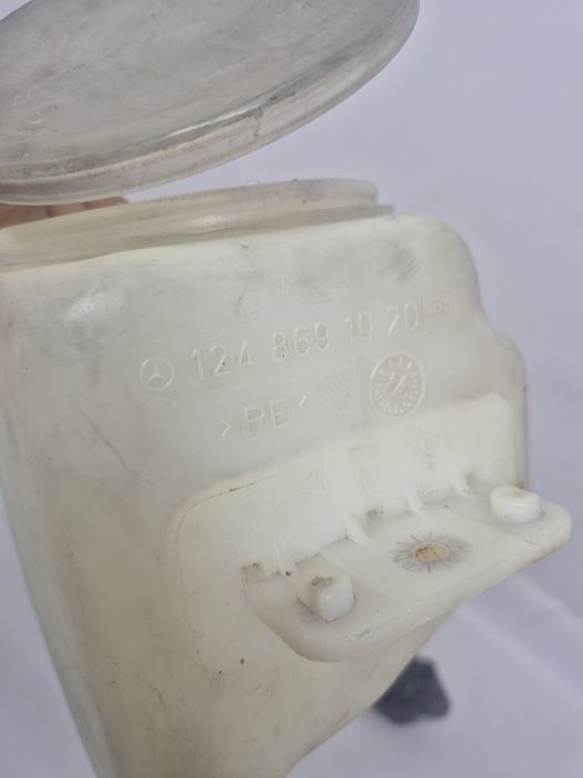 Бачок омывателя Mercedes W124