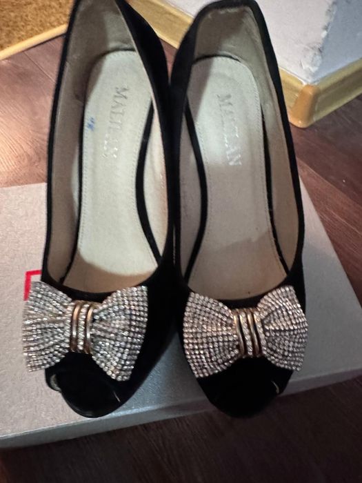 Етіктер мен туфлилер