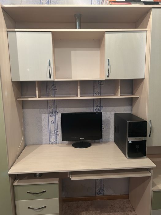 Продам шкаф-стенку с компьютерным столом