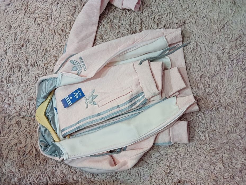 Vând trening adidas