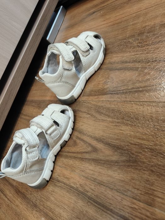 Продам сандалии для девочки