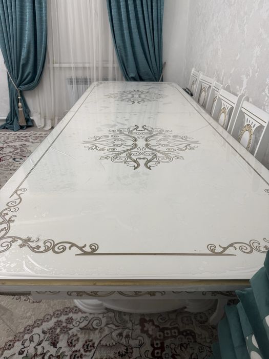 Продается гостиный стол и стулья