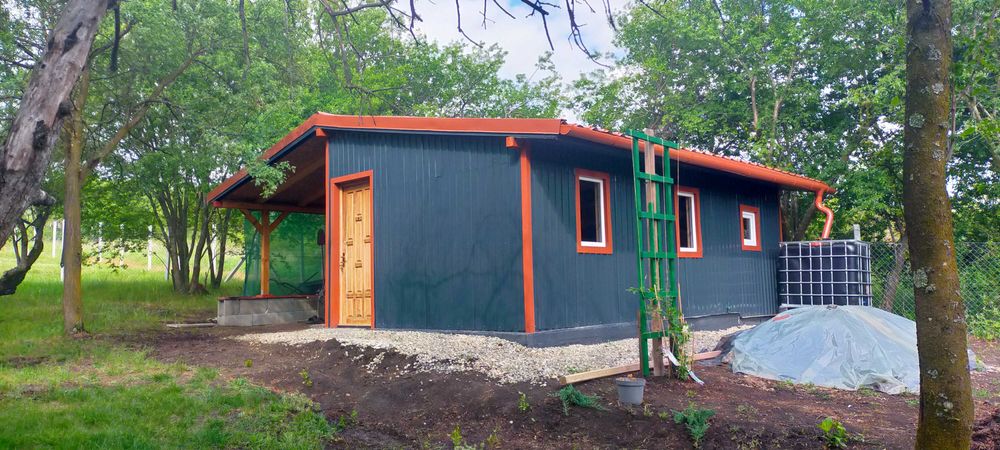 Cabană de vînzare 2 camere in suprafață de 21 mp cu terasă de 20 mp.Teren de 2230 mp cu front stradal de 28.81 ml îngrădit in totalitate