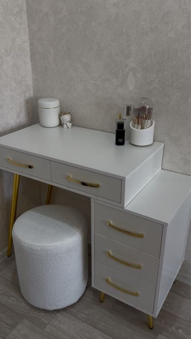 Продам туалетный столик