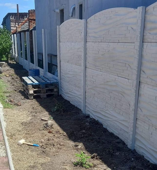 Gard din placi de beton stâlpi de gard Oferim montaj și transport