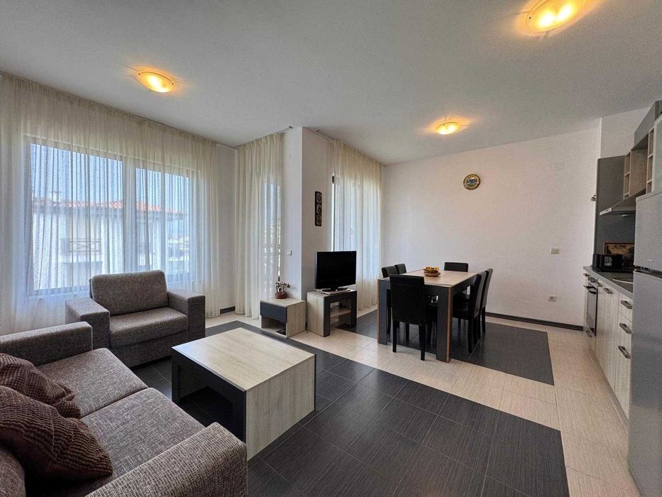 Обзаведен тристаен апартамент с частична гледка море, Първа линия