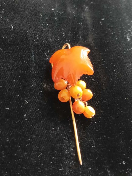 Руска старинна брошка с кехлибар
