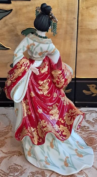 Порцеланова фигура на LENA LIU Колекционерска