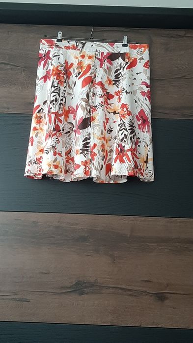 Памучна пола с флорални мотиви - размер 44