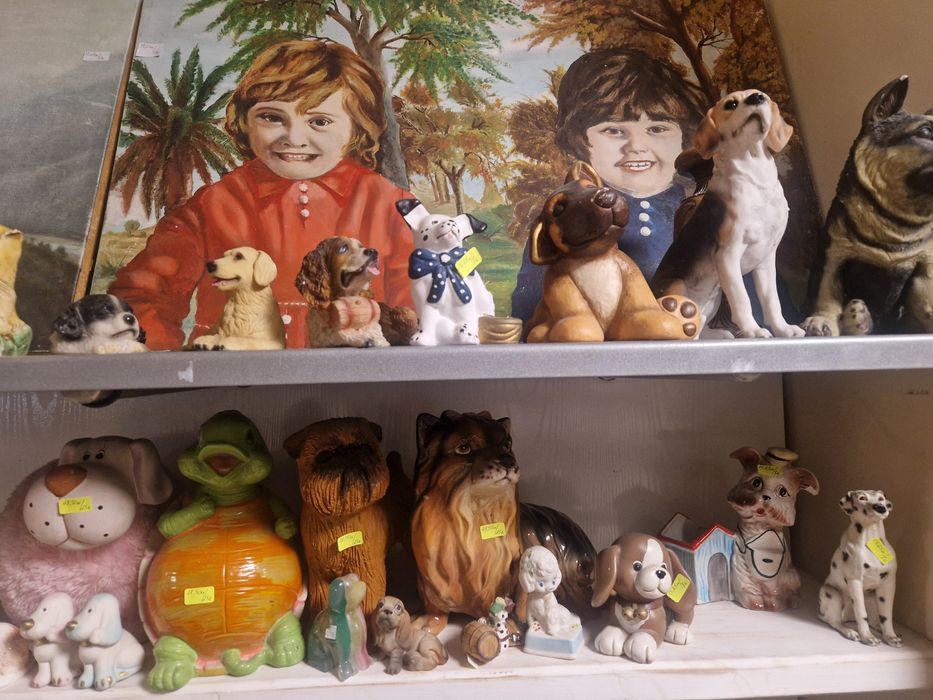 Разпродажба сувенири от дърво и порцелан